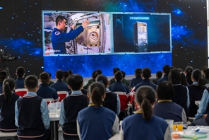 Lezione dalla stazione spaziale degli astronauti cinesi