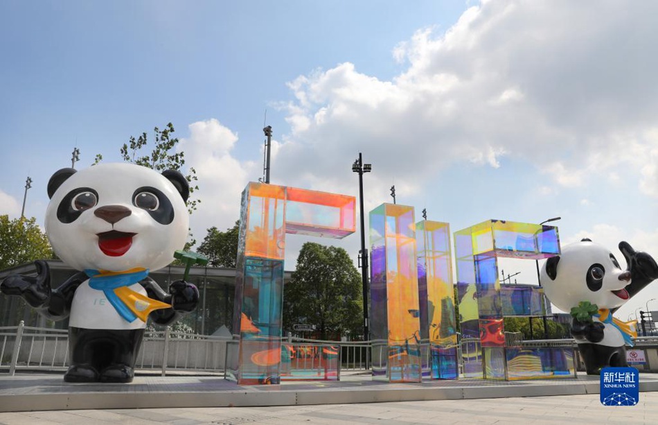 Shanghai: decorazione in corso per il sito della China International Import Expo