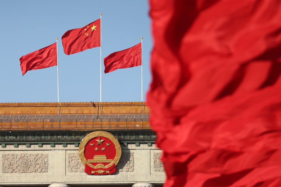 La bandiera cinese in Piazza Tian'anmen e in cima alla Grande Sala del Popolo a Beijing, capitale della Cina. (16 ottobre 2022 - Xinhua/Li Ming)
