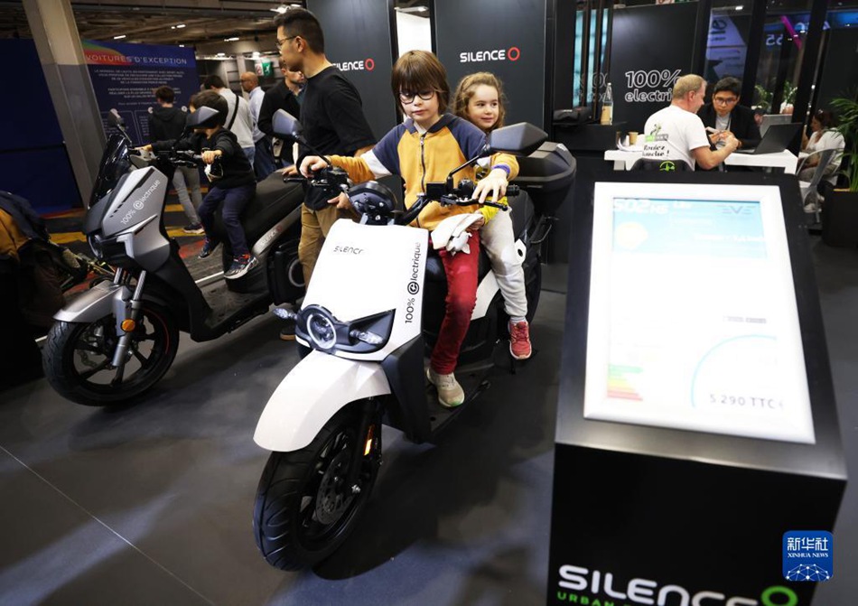 Veicoli elettrici cinesi in mostra presso il Salone dell'automobile di Parigi 2022