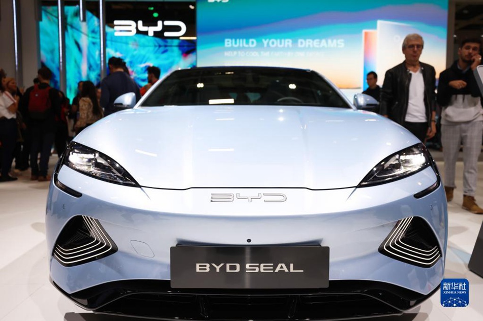 Veicoli elettrici cinesi in mostra presso il Salone dell'automobile di Parigi 2022