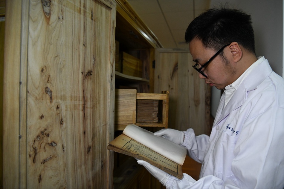 Protezione dei libri antichi della medicina tradizionale cinese per tramandare il patrimonio culturale