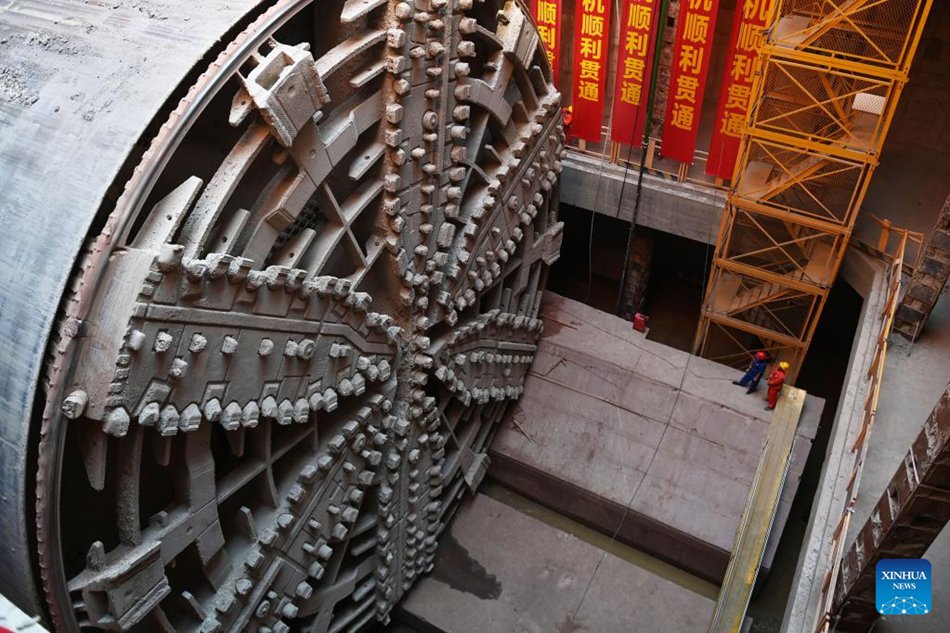 La talpa meccanica "Fuchun" nel cantiere del progetto del tunnel Qinwang nel distretto di Fuyang a Hangzhou, nella provincia del Zhejiang, nella Cina orientale. (24 ottobre 2022 - Xinhua/Huang Zongzhi)