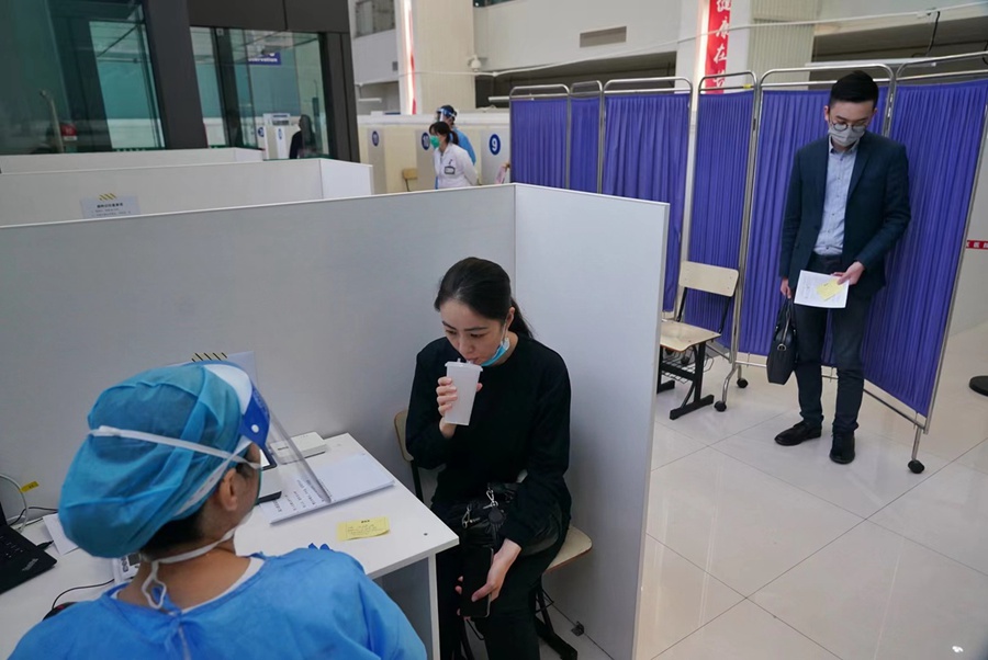 Una residente si sottopone al richiamo per inalazione del vaccino contro il COVID-19 presso il Changning Tianshan Traditional Medicine Hospital di Shanghai. (26 ottobre 2022 - Gao Erqiang/China Daily)