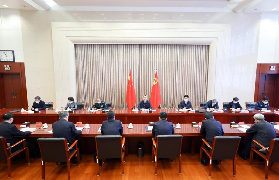 Li Xi, membro del Comitato Permanente dell'Ufficio Politico del Comitato Centrale del Partito Comunista Cinese (PCC) e segretario della Commissione Centrale per l'Ispezione Disciplinare (CCDI) del PCC, interviene alla prima riunione del Comitato Permanente della XX CCDI (26 ottobre 2022 - Xinhua/Ding Haitao)