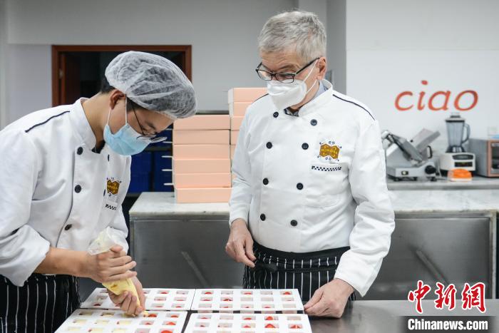 Pasticciere italiano nel business dei dolci a Chongqing, nella Cina sudoccidentale