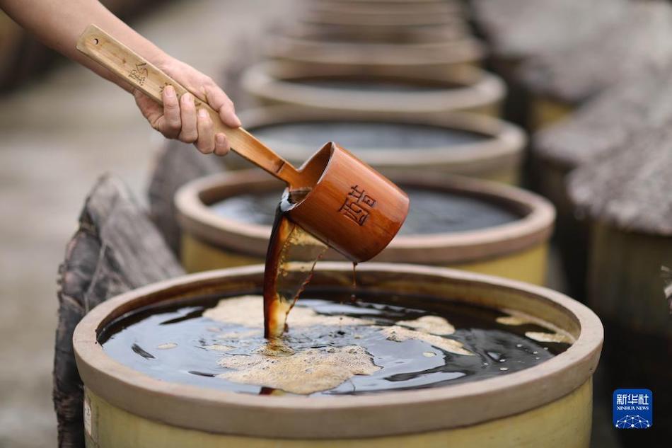 Cina sudoccidentale: aceto Chishui acquisisce nuova vita con il tradizionale processo di produzione 