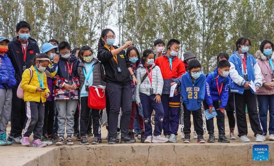 Famiglie partecipano al tour durante la stagione archeologica pubblica di Beijing