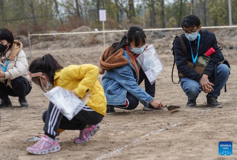 Famiglie partecipano al tour durante la stagione archeologica pubblica di Beijing