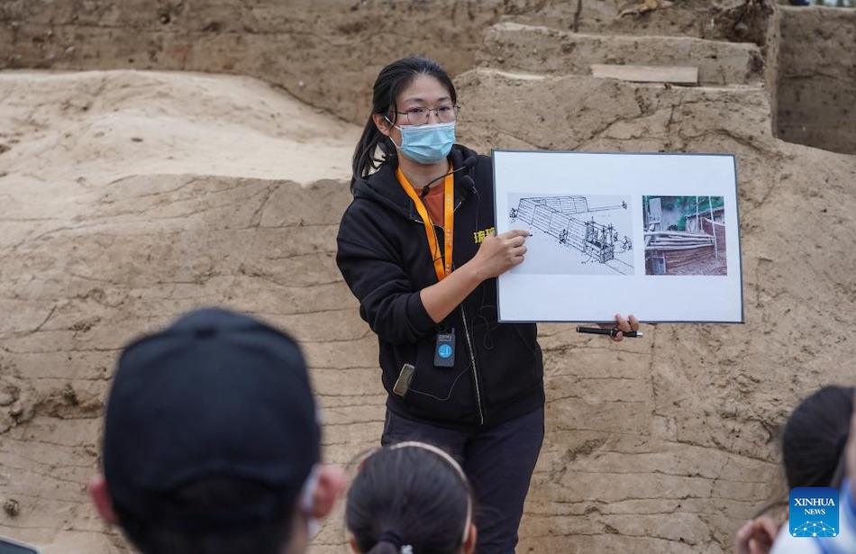 Famiglie partecipano al tour durante la stagione archeologica pubblica di Beijing
