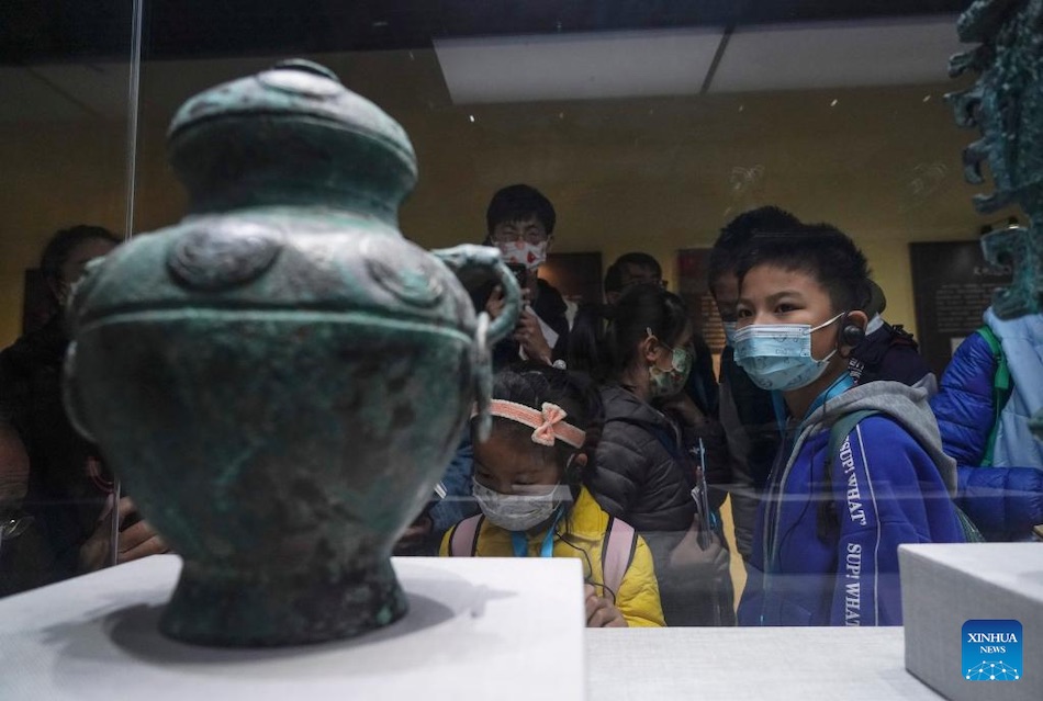 Famiglie partecipano al tour durante la stagione archeologica pubblica di Beijing