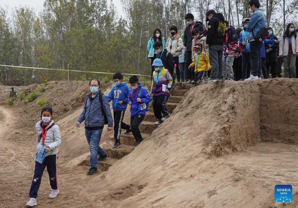 Famiglie partecipano al tour durante la stagione archeologica pubblica di Beijing