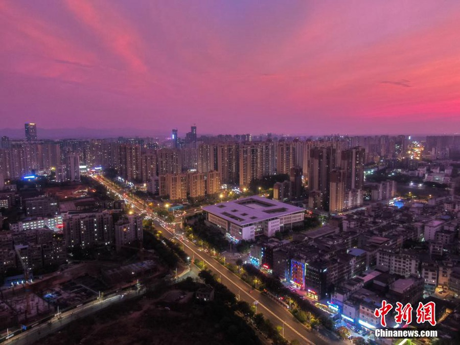 Jiangxi: tramonto fucsia nel cielo di Ganzhou, come un bellissimo dipinto ad olio