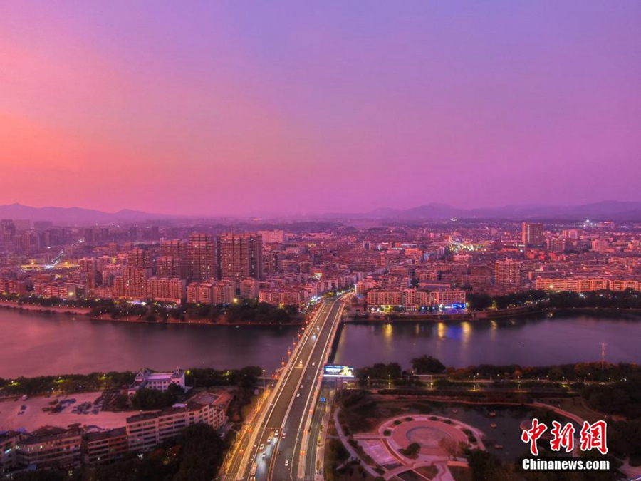 Jiangxi: tramonto fucsia nel cielo di Ganzhou, come un bellissimo dipinto ad olio