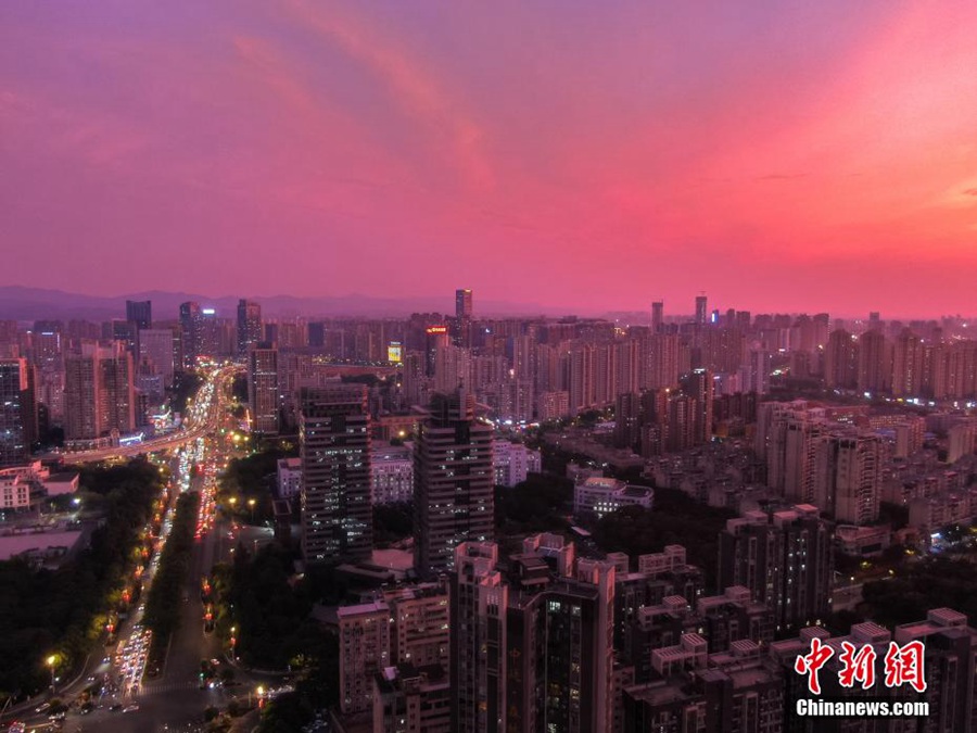 Jiangxi: tramonto fucsia nel cielo di Ganzhou, come un bellissimo dipinto ad olio