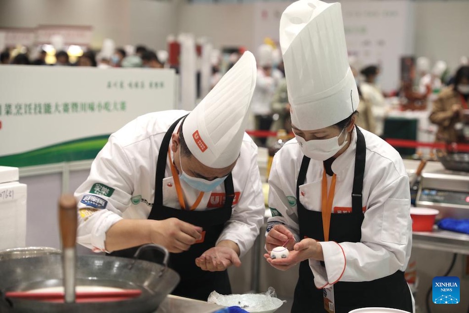 Cuochi preparano snack speciali durante una gara di abilità culinaria della cucina del Sichuan a Ya'an, nella provincia del Sichuan, nel sud-ovest della Cina. (3 novembre 2022 - Xinhua/Liu Qiong) 