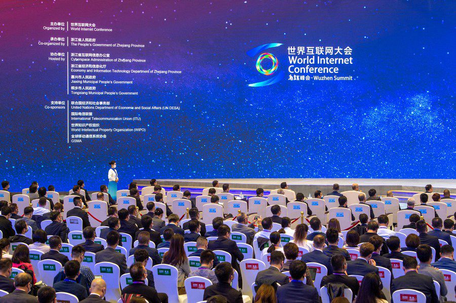 Il vertice della World Internet Conference 2022 prende il via a Wuzhen, nella provincia dello Zhejiang nella Cina orientale. (9 novembre 2022 - Xinhua/Jiang Han)