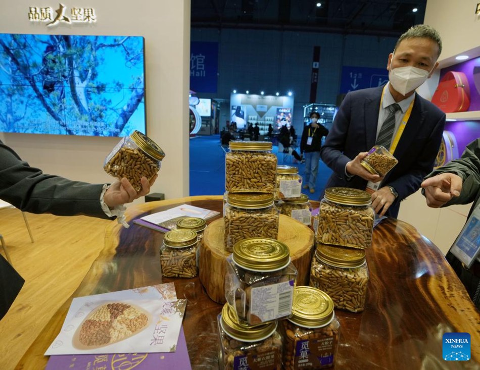 Alimenti da tutto il mondo in mostra durante la 5a CIIE