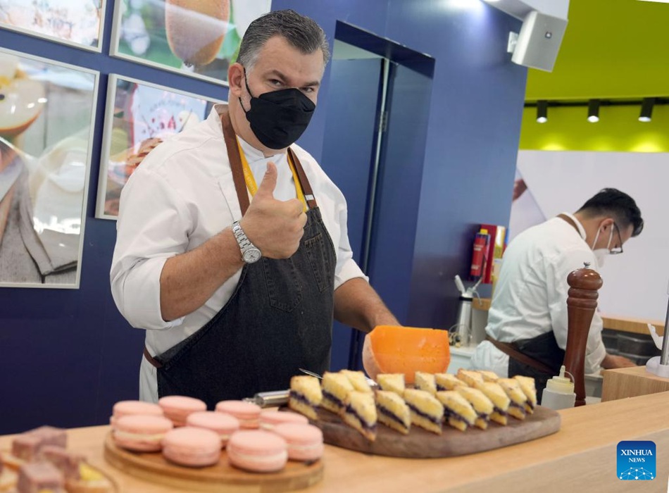 Alimenti da tutto il mondo in mostra durante la 5a CIIE