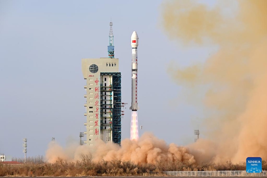 Il razzo Long March-4C trasportante un nuovo satellite di telerilevamento della serie Yaogan-34 decolla dal Jiuquan Satellite Launch Center nel nord-ovest della Cina. (15 novembre 2022 - Wang Jiangbo/Xinhua)