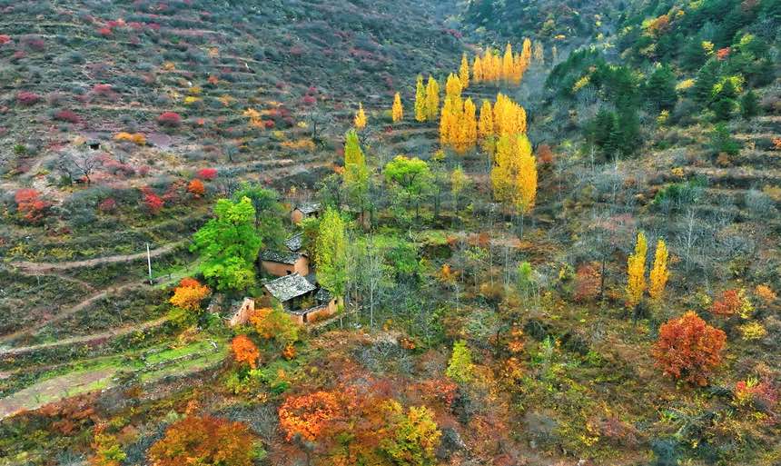 Hebei: l'antico villaggio come un dipinto a olio appeso sui monti Taihang