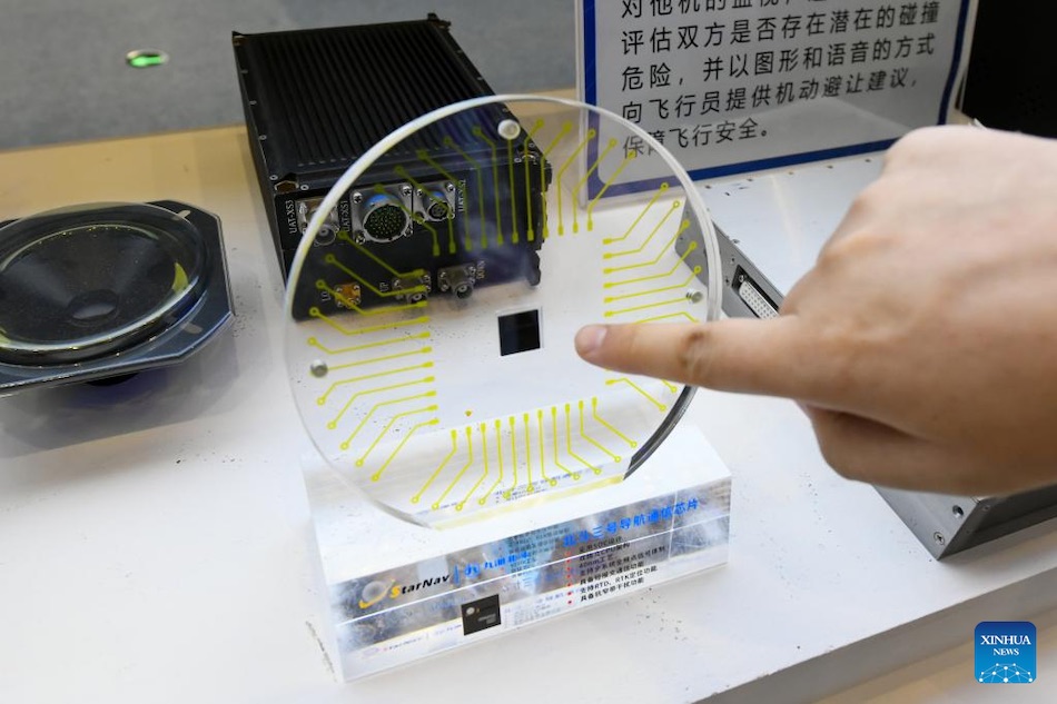 Un chip di comunicazione del sistema di navigazione satellitare cinese BeiDou-3 in mostra alla 10a China (Mianyang) Science and Technology City International High-Tech Expo a Mianyang, nella provincia sud-occidentale del Sichuan. (16 novembre 2022 - Xinhua/Tang Wenhao)