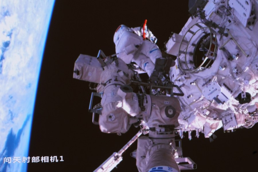 I taikonauti di Shenzhou-14 completano una passeggiata spaziale di 5,5 ore