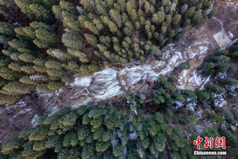 Vista mozzafiato della cascata di Zhaga, la calcificata più elevata della Cina
