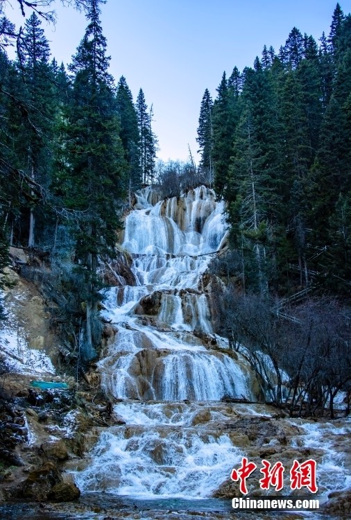 Vista mozzafiato della cascata di Zhaga, la calcificata più elevata della Cina