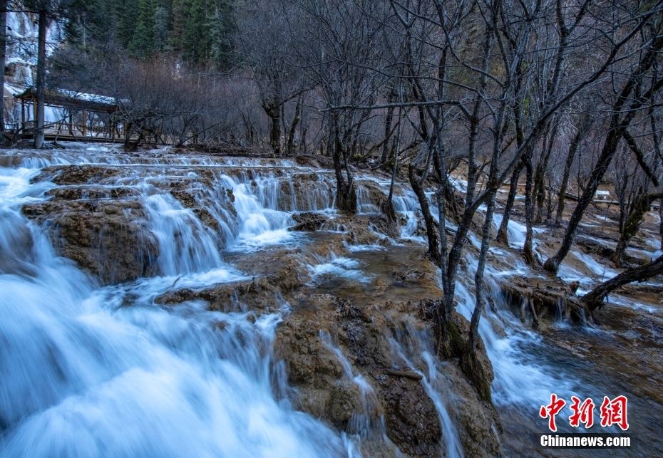 Vista mozzafiato della cascata di Zhaga, la calcificata più elevata della Cina