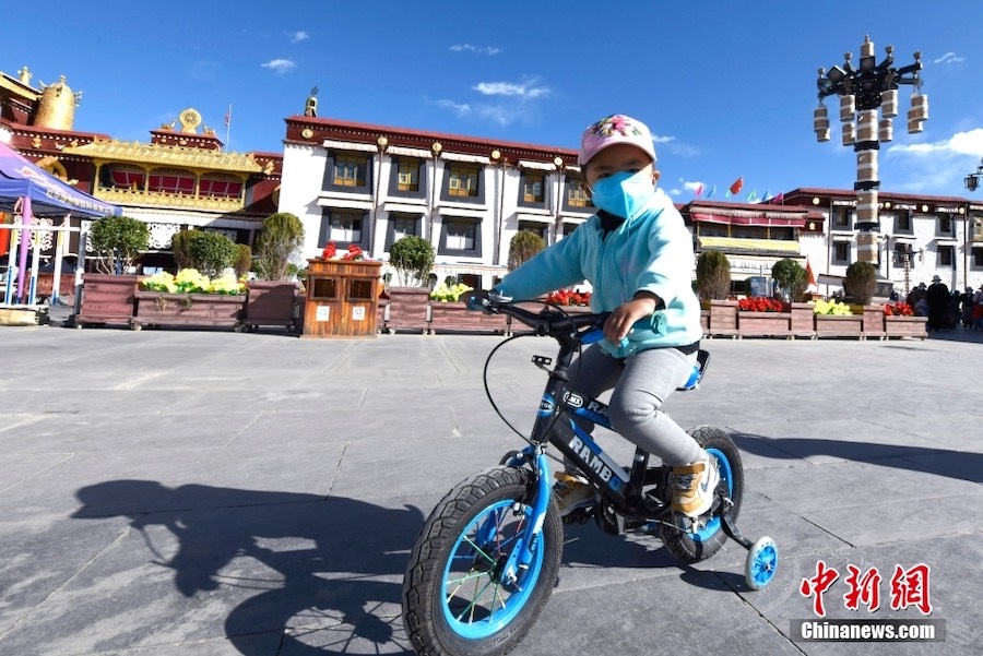 Lhasa, Tibet, la città riprende la sua vitalità