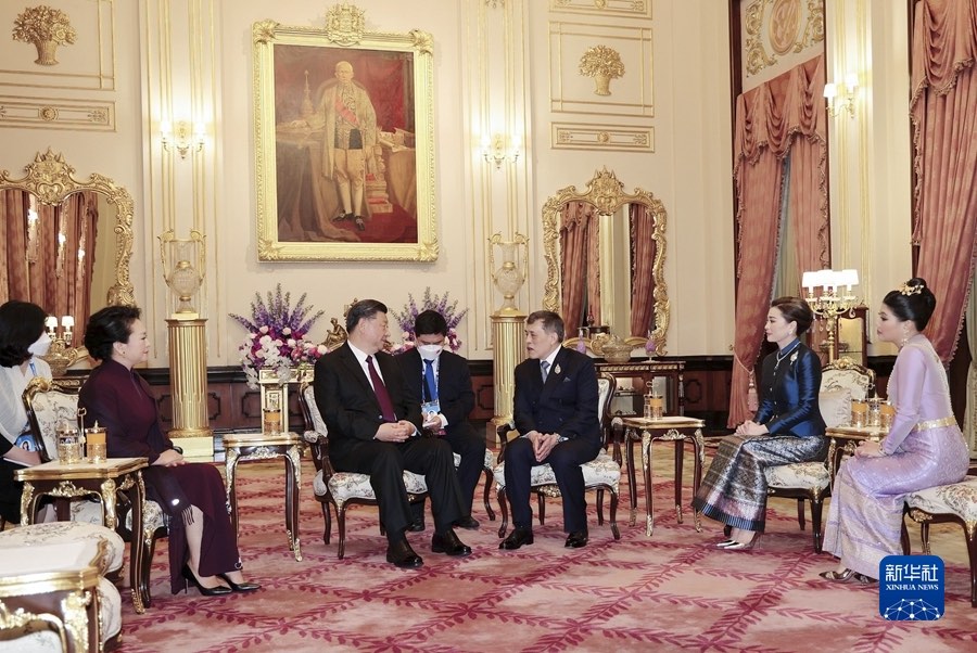 Xi Jinping e Peng Liyuan, sua consorte, incontrano il Re e la Regina di Thailandia