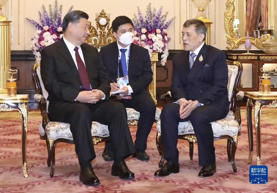 Xi Jinping e Peng Liyuan, sua consorte, incontrano il Re e la Regina di Thailandia