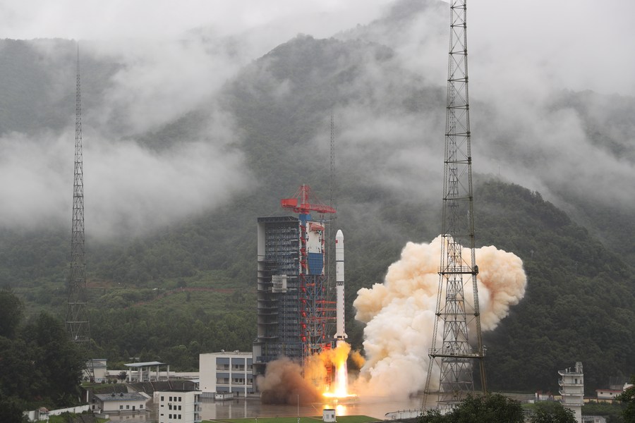 Un razzo vettore Long March-2D trasportante tre nuovi satelliti di telerilevamento decolla dal Centro di lancio satellitare di Xichang, nella provincia del Sichuan, nel sud-ovest della Cina. (23 giugno 2022 - Qiu Lijun/Xinhua)