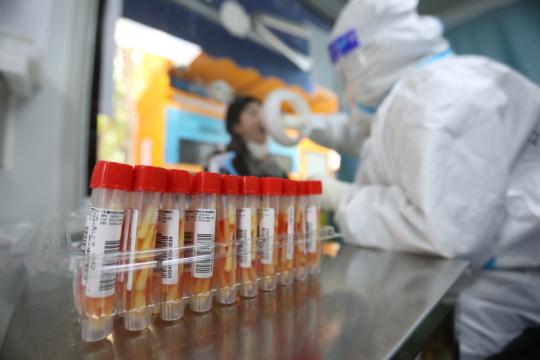Un operatore sanitario preleva un campione di tampone da un residente per il test dell'acido nucleico a Beijing. (16 novembre 2022 - Foto/Xinhua)