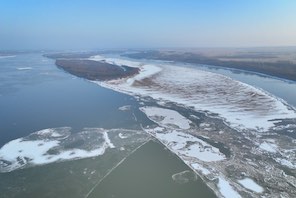 Heilongjiang: splendido scenario di deriva del ghiaccio nella sezione Rao del fiume Wusuli 