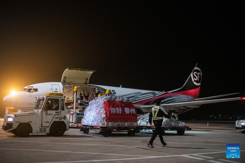 Un aereo cargo proveniente da Shenzhen viene scaricato all'aeroporto Huahu di Ezhou, nella provincia dello Hubei, Cina centrale. (27 novembre 2022 - Xinhua/Wu Zhizun)