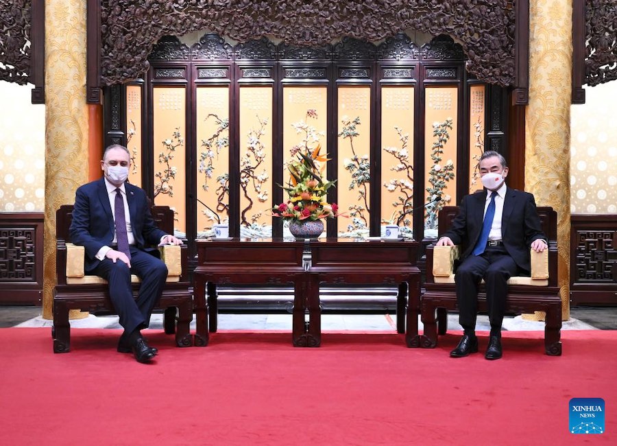 Ministro degli Esteri cinese incontra l'ambasciatore russo in Cina