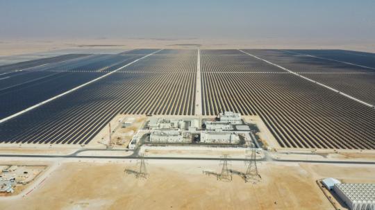 La centrale fotovoltaica di Al Kharsaah da 800 megawatt, la prima centrale solare del Qatar, costruita da PowerChina Guizhou Engineering Co. (Foto fornita a China Daily)