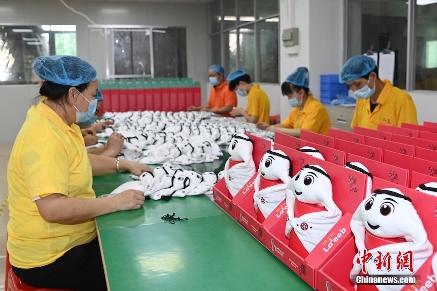 In un laboratorio di produzione nella contea di Chashan, città di Dongguan, provincia del Guangdong, i lavoratori impacchettano peluche "Raib". (26 novembre-Chen Chuhong/Chinanews)