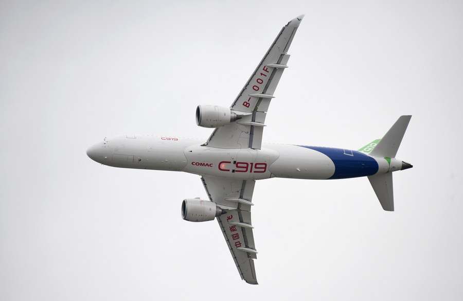 Un jet C919 prende parte a un'esibizione di volo alla 14a China International Aviation and Aerospace Exhibition a Zhuhai, nella provincia del Guangdong, Cina meridionale. (8 novembre 2022 - Xinhua/Lu Hanxin)