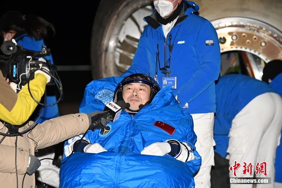 Gli astronauti dello Shenzhou-14 tornano sani e salvi