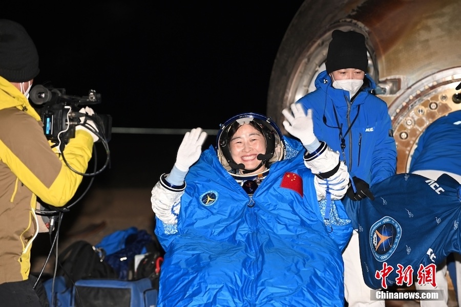 Gli astronauti dello Shenzhou-14 tornano sani e salvi