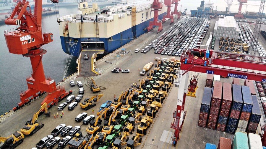 Veicoli commerciali pronti per la spedizione su una nave da carico ro-ro diretta per l'Africa al porto di Qingdao, nella provincia dello Shandong, Cina orientale. (7 agosto 2022 - Xinhua/Li Ziheng)