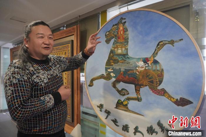 Lanzhou, Gansu: pittore da oltre 30 anni 