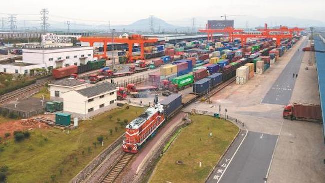 Un treno merci a Jinhua, nella provincia di Zhejiang, parte per il Laos. (Hu Xiaofei/China Daily)