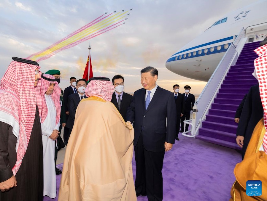 Il presidente cinese Xi Jinping viene calorosamente accolto al suo arrivo dal governatore della provincia di Riyadh, il principe Faisal bin Bandar Al Saud, dal ministro degli Esteri principe Faisal bin Farhan Al Saud, dal ministro Yasir Al-Rumayyan che lavora per gli affari cinesi e da altri membri chiave della famiglia reale e alti funzionari del governo all'aeroporto internazionale King Khalid di Riyadh, Arabia Saudita. (7 dicembre 2022 - Xinhua/Huang Jingwen)