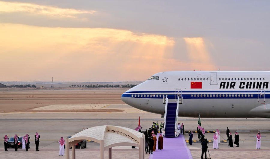 Xi Jinping atterra a Riyadh per il vertice Cina-Stati arabi, il vertice Cina-GCC, e visita di Stato