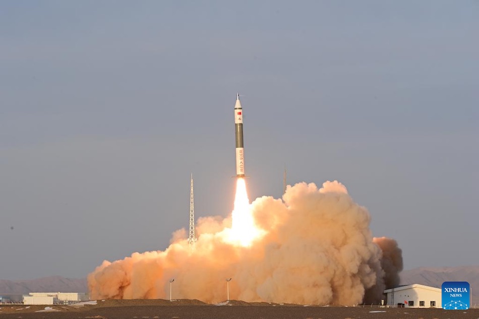 Un razzo vettore Kuaizhou-11 Y2 trasportante il satellite di prova VHF Data Exchange System (VDES) decolla dal Jiuquan Satellite Launch Center nel nord-ovest della Cina. (7 dicembre 2022 - Wang Jiangbo/Xinhua)