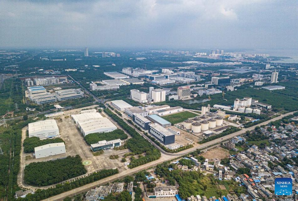 Vista aerea del porto di Yangpu nella zona di sviluppo economico di Yangpu, nella provincia di Hainan, sud della Cina. (10 dicembre 2022 - Xinhua/Pu Xiaoxu)
